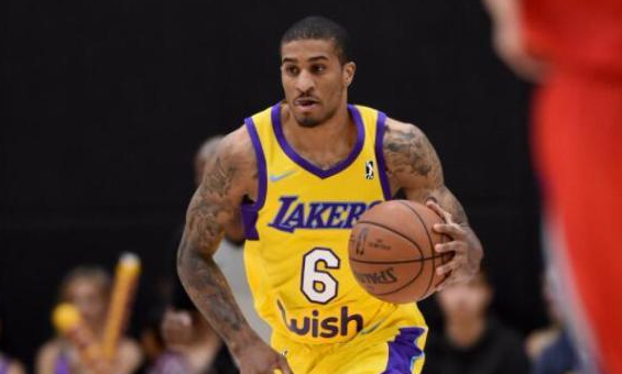 全神贯注地 全神贯注地