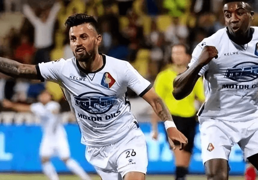 反而凭借顽 反而凭借顽